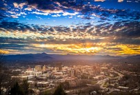 Wunderschöne Aussicht auf Asheville, North Carolina - US-Bundesstaat, Stadtzentrum, Stadt, Stadtsilhouette (Tag 7-8)