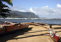 Auslegerkanu am Strand vor der Napali Coast, Kauai (Tag 6-9)